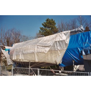 Abgedecktes Segelboot im Freien. Schutz vor Witterungseinflüssen mit Planen.