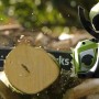 Greenworks Akku-Kettensäge GD40CS18 beim Sägen von Holz. Die Kettensäge ist grün und schwarz.