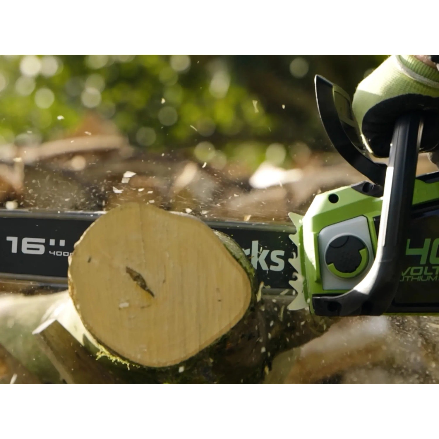 Greenworks Akku-Kettensäge GD40CS18 beim Sägen von Holz. Die Kettensäge ist grün und schwarz.