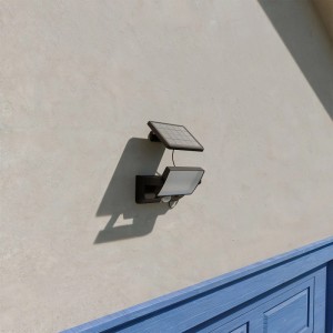 Schwarze Philips Solar-LED-Wandleuchte Fyns mit Bewegungssensor für den Außenbereich.