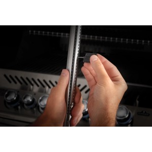 Napoleon Grillkammer Reinigungsset, 3-teilig, im Einsatz zur Brennerrohrreinigung.