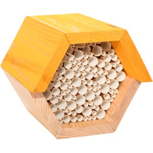 Sechseckiges Bienenhaus von Esschert Design aus FSC-Holz mit Röhrchen für Wildbienen.