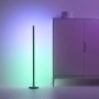 WiZ LED-Stehleuchte Pole mit Farbwechsel, neben einem Schrank im Wohnraum.