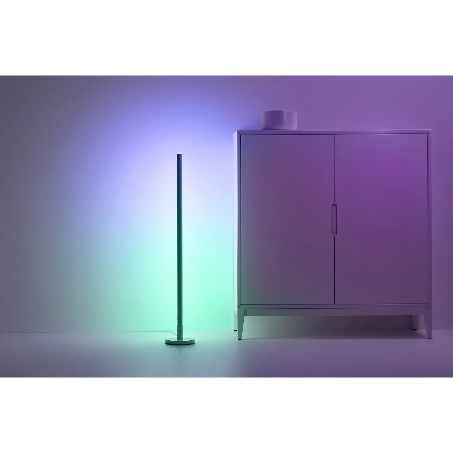 WiZ LED-Stehleuchte Pole mit Farbwechsel, neben einem Schrank im Wohnraum.