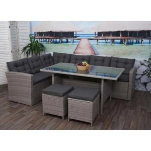 Graue Poly-Rattan-Garnitur mit Tisch, Eckbank und zwei Hockern mit grauen Kissen.