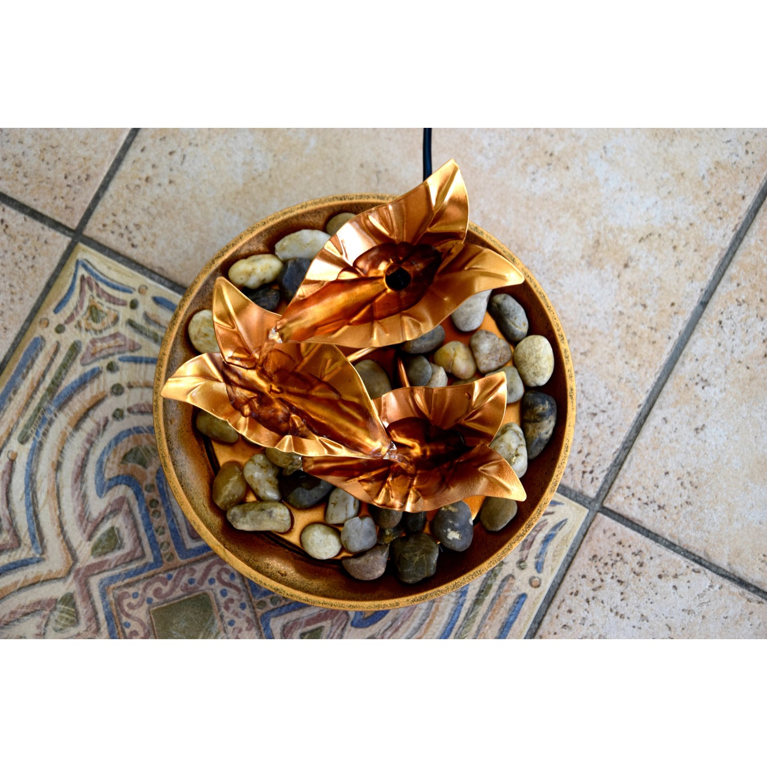 Dobar Design Zimmerbrunnen aus Metall/Kunststoff mit Deko-Steinen, braun. Zimmerbrunnen mit Blätter-Design.