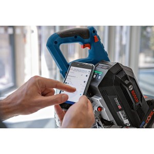 Bosch Professional Akku-Kapp- und Gehrungssäge GCM 18 V-216 DC mit Smartphone-Steuerung.