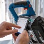 Bosch Professional Akku-Kapp- und Gehrungssäge GCM 18 V-216 DC mit Smartphone-Steuerung.