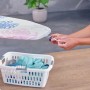 Leifheit Bügeltischbezug Cotton Classic M mit Blumenmuster wird auf Bügeltisch befestigt.