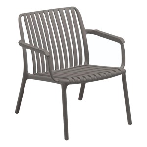 Grauer Kettler Loungesessel Lago aus Kunststoff mit Armlehnen und Latten-Design.