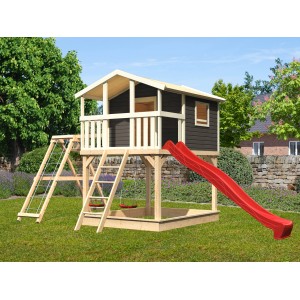 Karibu Stelzenhaus Benjamin mit Rutsche, Schaukel, Klettergerüst und Netzrampe im Garten.