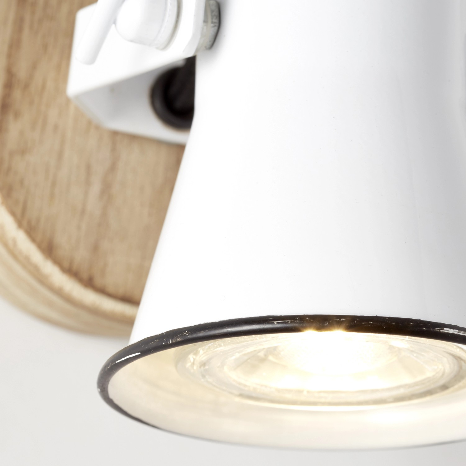 Detailaufnahme: Weiße Brilliant Wandlampe Seed mit Holzapplikation und GU10 Fassung.