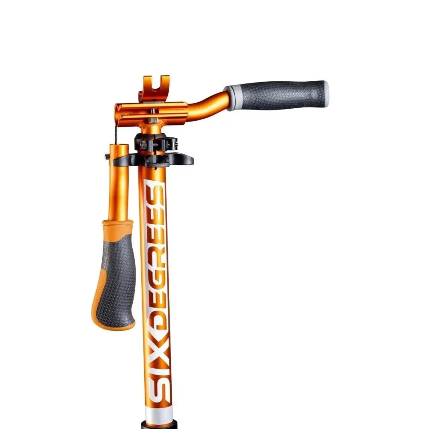 Oranger Six Degrees Aluminium Scooter mit Klappmechanismus, höhenverstellbarem Lenker und schwarzen Griffen.