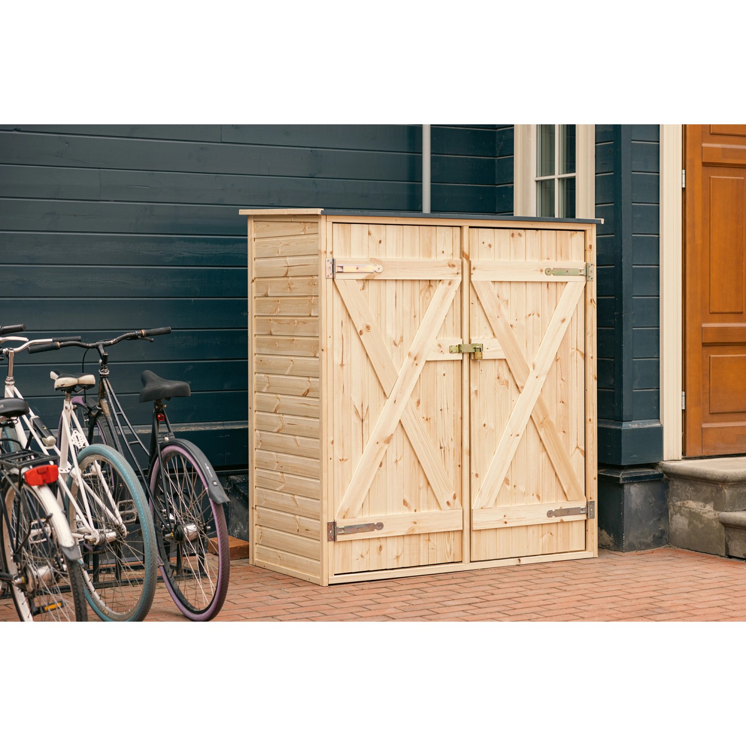 Upyard Garten-Geräteschuppen aus Holz (150x70cm) mit Doppeltür und Fahrrädern davor.