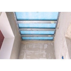 Knauf UW-dB Rahmenprofil (4000x100x40mm) für Trockenbau-Wände, montiert an Decke.