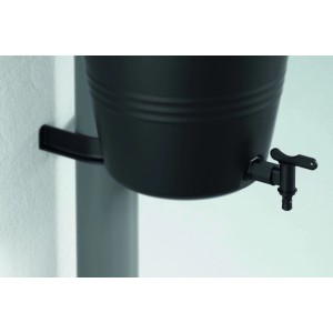 Schwarze Elho Regentonne Green Basics 35L mit Hahn zur Wasserentnahme.