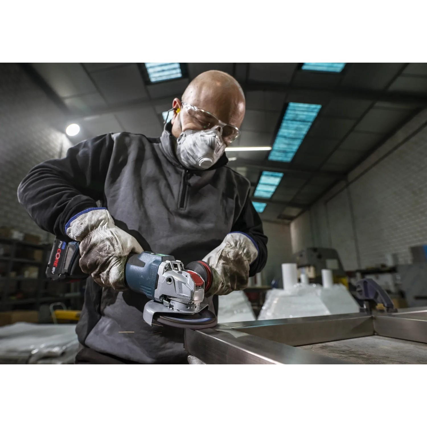 Anwender beim Schleifen von Metall mit Bosch Expert Fächerschleifscheibe N475 am Winkelschleifer.