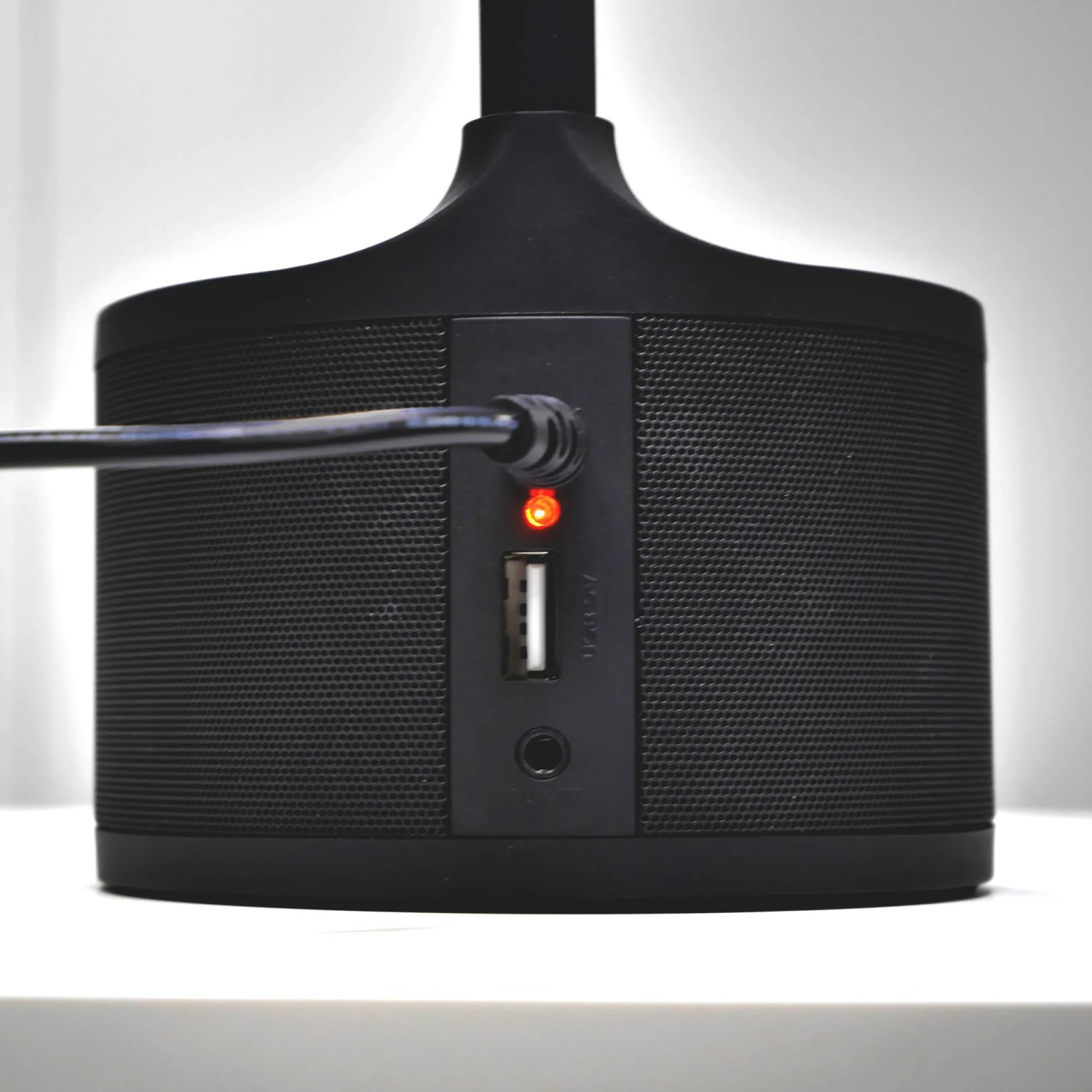 Vasner LED-Schreibtischleuchte Lumbeat Schwarz: Detailansicht USB-Ladeport und Audioanschluss.