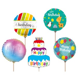 Mehrfarbige Happy Birthday Mini Folienballons, 5-fach sortiert, an Halterungen.