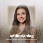 Lachende Frau im Badspiegel, dessen Mitte beschlagfrei ist. Zeigt die effektive Antibeschlagfunktion des Spiegels.