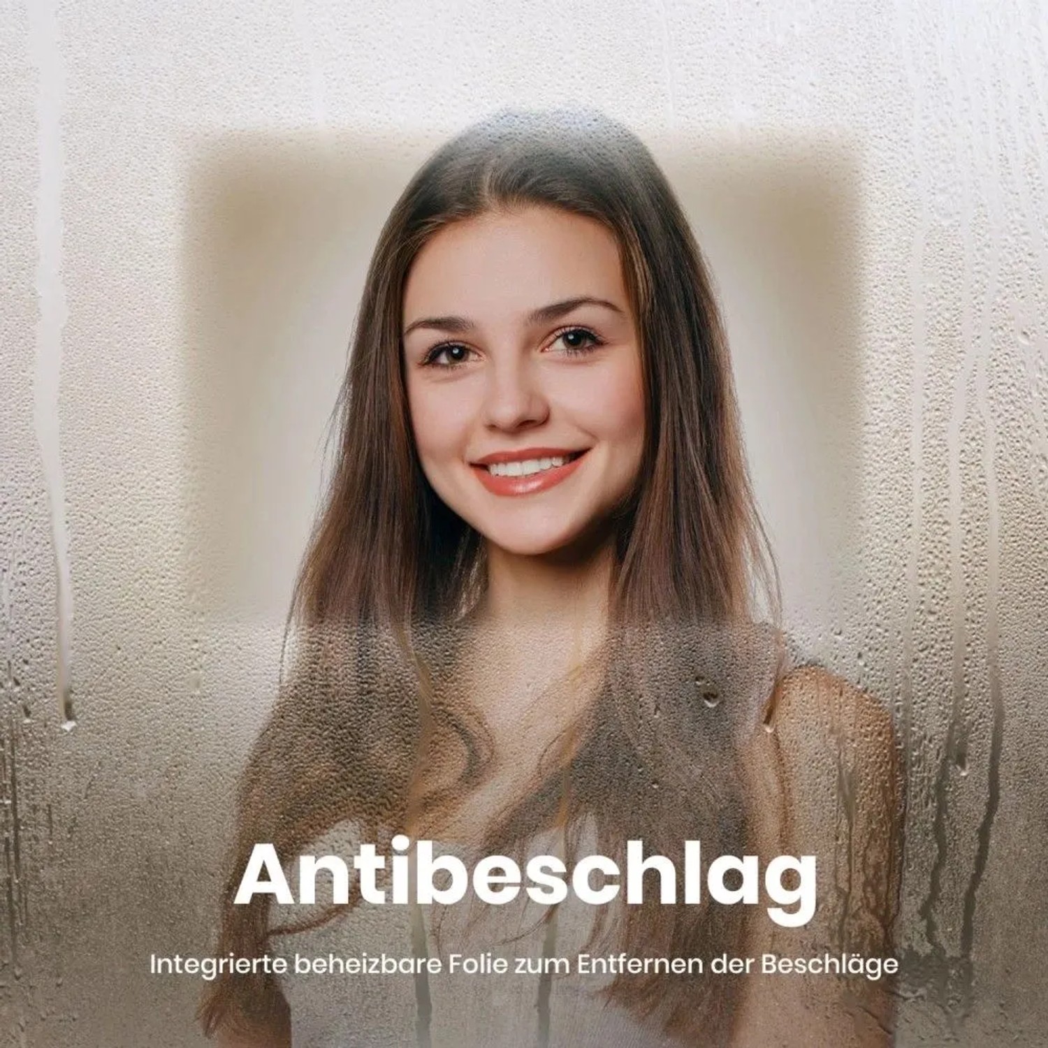 Lachende Frau im Badspiegel, dessen Mitte beschlagfrei ist. Zeigt die effektive Antibeschlagfunktion des Spiegels.