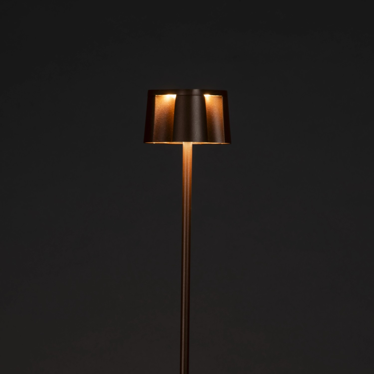 Rostfarbene Konstsmide LED-Stehleuchte Nice, 120cm, für Innen und Außen.