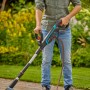 Gardena Akku-Multi-Reiniger AquaBrush Universal mit Akku im Einsatz mit Wasseranschluss.