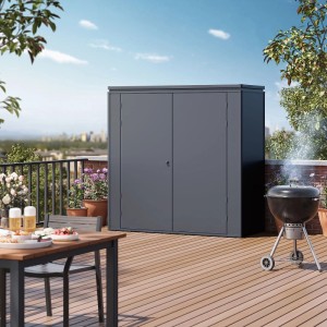 Anthrazitfarbener Weide Gartenschrank aus Stahl auf Terrasse. Bietet viel Stauraum für Gartengeräte und Zubehör. Für Ordnung.