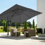 Anthrazitfarbener Schneider Ampelschirm Rhodos Grande 400x300 cm mit Kurbel und Gartenmöbeln.