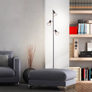 Schwarze, 3-flammige Brilliant Standleuchte Blacky im modernen Wohnraum.