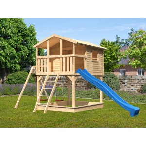 Karibu Stelzenhaus Benjamin mit Doppelschaukel und blauer Rutsche im Garten.