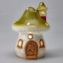 Dekorativer Terrakotta-Pilz mit LED-Beleuchtung, grüner Kappe, weißen Punkten, Tür und Fenstern.