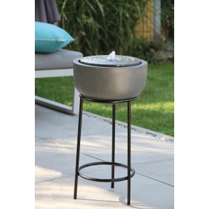 Silex Brunnen Montreal, runder Zementbrunnen auf schwarzem Metallgestell für Garten und Balkon.