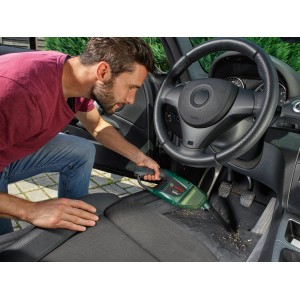 Mann reinigt Auto mit Bosch Akku-Staubsauger EasyVac 12. Handstaubsauger mit Zubehör.