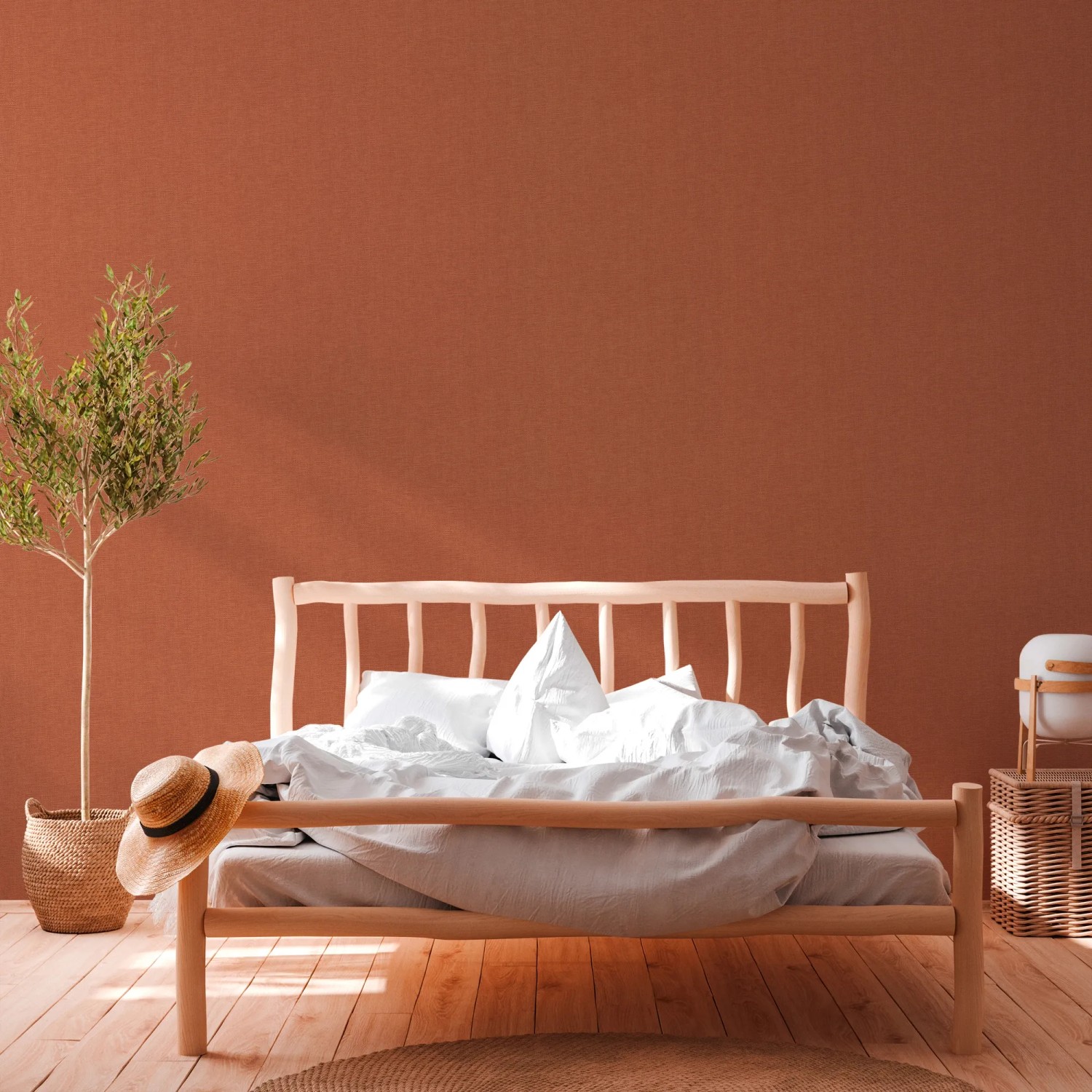 Schlafzimmer mit roter Vliestapete Uni Matt Strukturiert FSC® an der Wand.