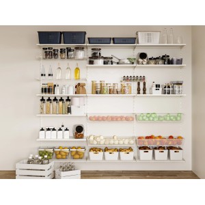 Weißes Metall-Drahtgitterkorb-Regalsystem mit Körben und Lebensmitteln, 12x39x80 cm.