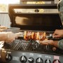 Enders Grillspieß Pro aus Edelstahl auf Gasgrill mit Grillgut.