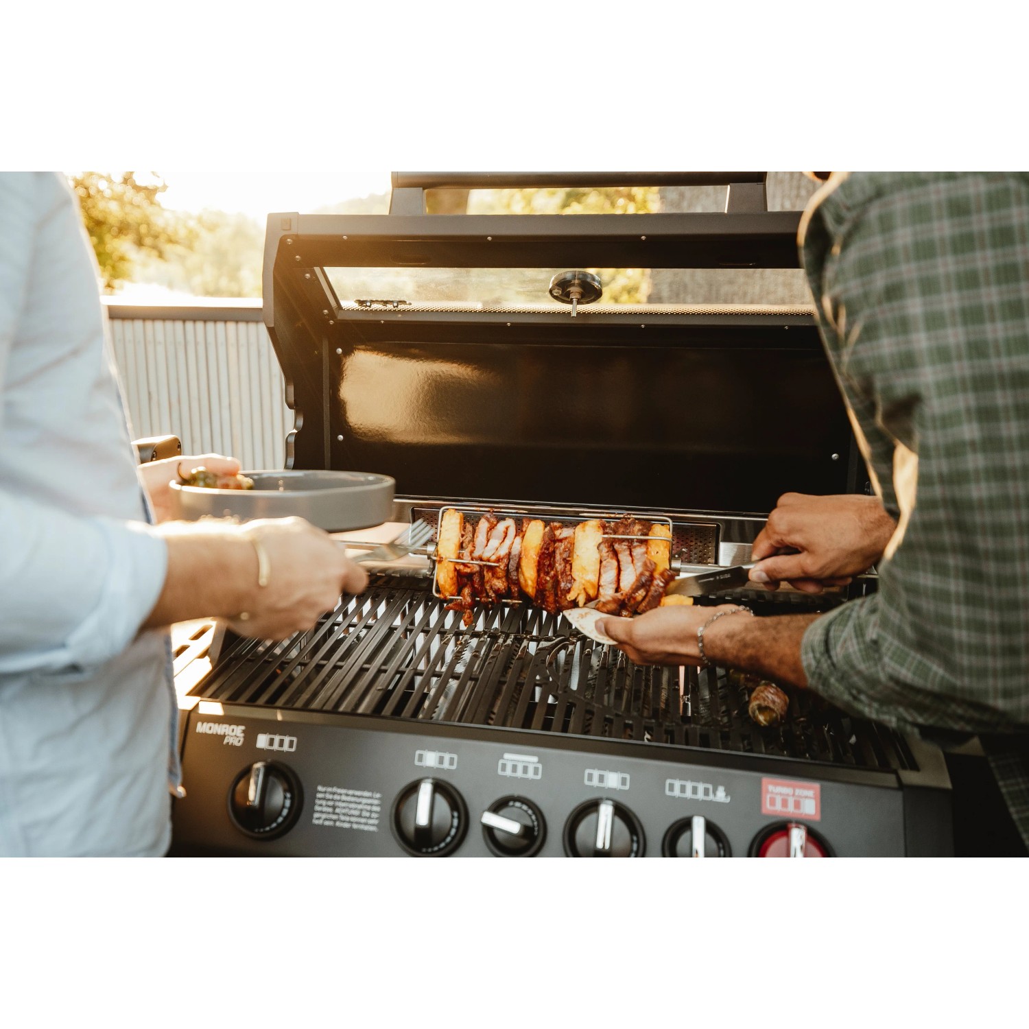 Enders Grillspieß Pro aus Edelstahl auf Gasgrill mit Grillgut.