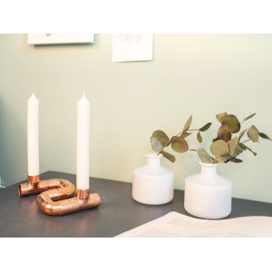 DIY Kerzenständer aus Kupfer von CREATE! by OBI mit zwei weißen Kerzen.