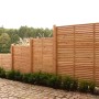 Sichtschutzzaun Rhombus aus Lärche, naturbelassen, 180x180 cm, im Garten aufgebaut.
