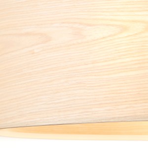 Detailaufnahme: Ovale Pendelleuchte Romm, Holzstruktur sichtbar.