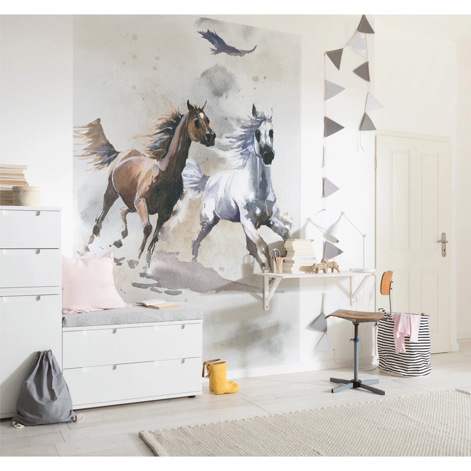 Komar Vliesfototapete Wild Ride mit zwei galoppierenden Pferden im Kinderzimmer.