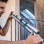 Bosch Professional GIM 60 cm Digitaler Neigungsmesser in Anwendung auf einer Treppe.