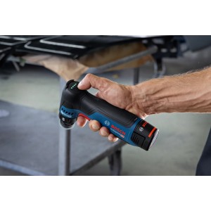 Bosch Professional GEX 12V-32 Akku-Exzenterschleifer in Hand, blau/schwarz. Kompaktes Design.