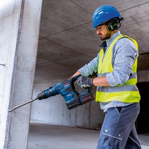 Bosch Professional Akku-Bohrhammer GBH 18V-36 C im Einsatz beim Bohren in Beton.
