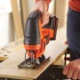 Black+Decker Akku-Stichsäge BDCJS18 im Einsatz beim Sägen von Holz.