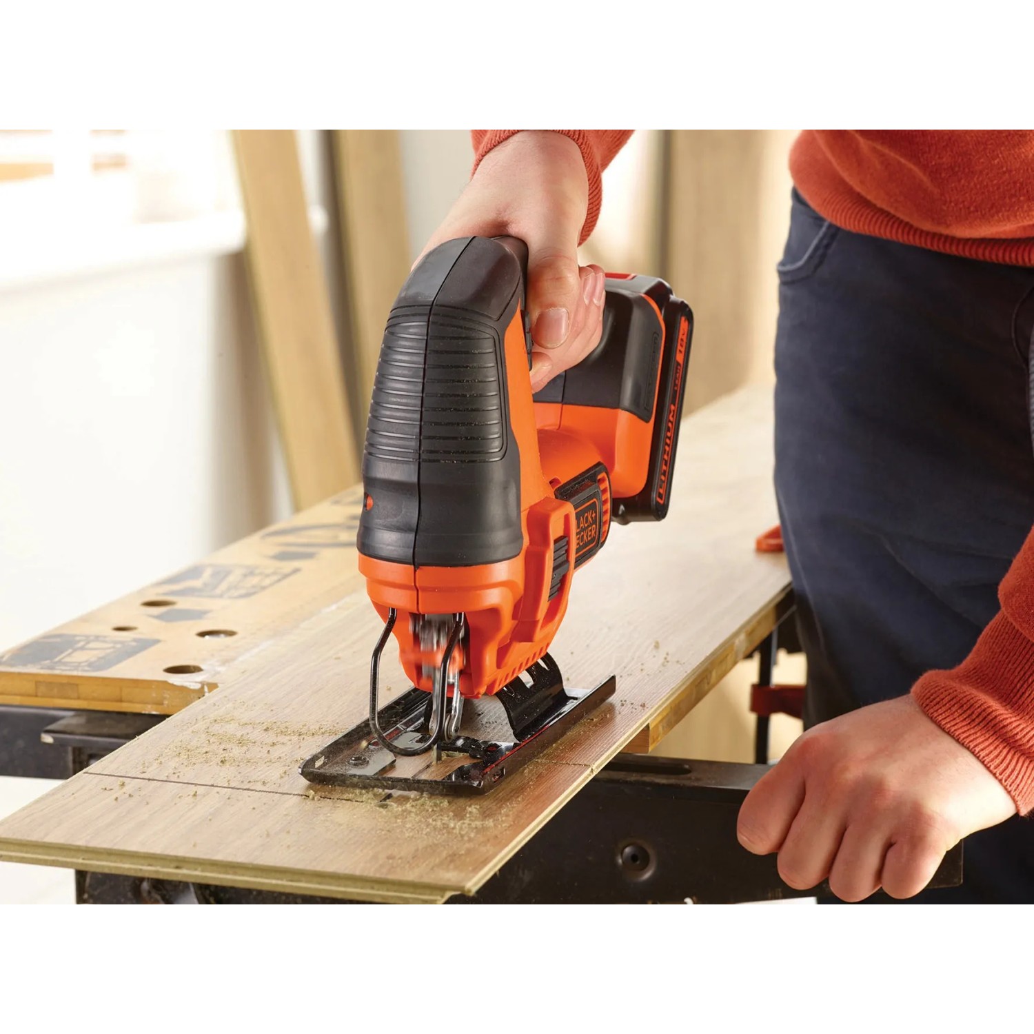 Black+Decker Akku-Stichsäge BDCJS18 im Einsatz beim Sägen von Holz.