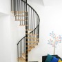 Schwarze Minka Spindeltreppe Spiral Effect aus Buche, Durchmesser 120 cm, im Wohnraum.