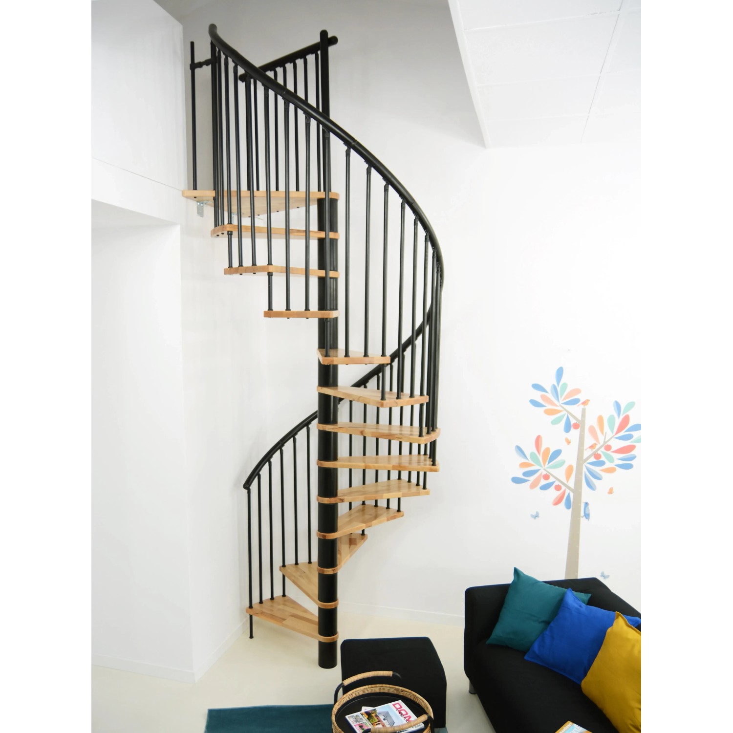 Schwarze Minka Spindeltreppe Spiral Effect aus Buche, Durchmesser 120 cm, im Wohnraum.
