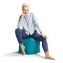 Frau sitzt auf petrolfarbenem Sitting Point Hocker Scuba (60 l).